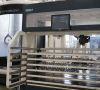 Roboterzelle belädt ein 5-achsiges Bearbeitungszentrum
