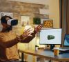 Ingenieur mit Virtual-Reality-Headset an seinem Schreibtisch