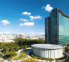 Hier schlägt das Herz: Im Norden der südchinesischen 13-Millionen-Stadt Shenzhen befindet sich in einer zwei Quadratkilometer großen subtropischen Parkanlage die Unternehmenszentrale von Huawei. Schon von Weitem sieht man das gläsern-stählerne Hochhaus mit der Huawei Industrial Base. -