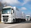 Im Rahmen der Forschungs-Kooperation zwischen DB Schenker, MAN Truck & Bus und der Hochschule Fresenius werden vernetzte Lkw-Kolonnen über mehrere Monate im realen Logistikeinsatz auf der A9 zwischen München und Nürnberg getestet