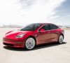 Das Model 3 des amerikanischen Autobauers Tesla steht auf einer Straße.