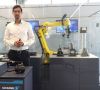 Daniel Mayer, Produktmanager Bearbeitung mit dem Roboter bei Schunk während einer Live-Demo mit einem Roboter
