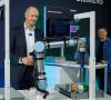 Siemens-CEO Roland Busch zusammen mit Armin Hadzalic, Softwareentwickler bei Siemens Digital Industries, bei der Präsentation des "Siemens Industrial Copilot".