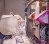 Maschine bearbeitet Keramikteile unter Verwendung von Kühlschmierstoff