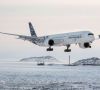 Ein Airbus A350 im Landeanflug, im Hintergrund sieht man eine Schnee- und Eislandschaft