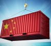 Ein roter Container mit Chinas Flagge