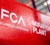 Auf einer roten Wand steht in weißen Buchstaben geschrieben "FCA Fiat Chrysler Automobiles. Mirafior Plant"