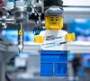 Bei Bosch Rexroth hat ein Roboter ein Lego-Männchen zusammengebaut.
