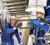 Arbeiter bei der Herstellung von Dampfturbinen in einer industriellen Fabrik