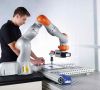 Kuka flexFELLOW Roboter und Mitarbeiter bei Montagearbeiten