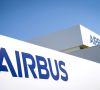 Das Airbus-Logo steht auf einem Gebäude