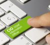 CIO Chief Information Officer Taste (grün) auf Laptop mit rechter Hand