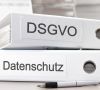Zwei Ordner mit der Aufschrift DSGVO und Datenschutz