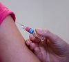 Eine Impfung wird per Spritze in den Arm verabreicht.