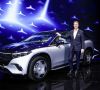 Ola Källenius, Vorsitzender des Vorstands der Mercedes-Benz Group, vor einem Mercedes-Maybach EQS SUV. Der Schwede will das Unternehmen wieder voll auf Oberklasse trimmen.