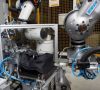 Teilbereich einer vollautomatisierten Ultraschallschweißanlage mit Blick auf den Reis Roboter