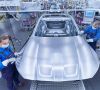 Produktionsstart einer Sportwagen-Ikone im BMW Group Werk München. Zwei Mitarbeiter mit Mundschutz arbeiten an dem Auto.