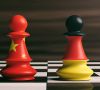 Flaggen von China und Deutschland auf Schachfiguren auf einem Schachbrett.