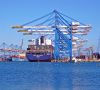 Containerhafen mit Terminal und Frachtschiff