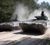 Zwei Schützenpanzer Puma in voller Fahrt auf dem Truppenübungsplatz in Munster