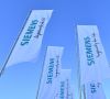 weiße Fahnen mit Siemens Schriftzug vor blauem Himmel