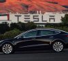 Ein Model 3 vor dem Tesla Werk in Kalifornien.