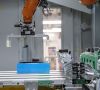 Roboter arbeitet an der Batteriezellenproduktion