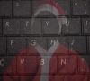 Hacker als Santa Claus verkleidet, dahinter eine Tastatur