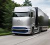 Der neue  Mercedes-Benz GenH2 Truck fährt auf einer Straße