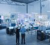 Zwei Personen in einer digitalisierten, automatisierten Fabrik benutzen Augmented Reality für Maintenance