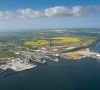 Der Fährhafen Mukran auf Rügen: Hier soll eigentlich nach dem Willen der Bundesregierung ein LNG-Terminal entstehen. Nun allerdings kritisieren Wissenschaftler diese Pläne massiv.