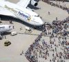 Boeing 747-830 "Siegerflieger Fanhansa", davor Messe-Besucher der ILA