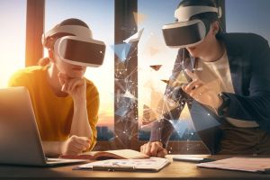 Zwei Frauen arbeiten mit VR-Brillen im Metaverse an einem Projekt, Datenpunkte schweben vor ihnen in der Luft.