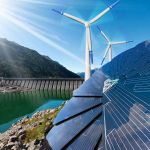 Ein Stausee in den Bergen sowie Photovoltaik- und Windkraftanlagen zur Erzeugung Erneuerbarer Energien