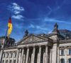 Deutscher Bundestag mit Flagge