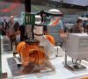 Cobot auf der Automatica 2023 baut oranges Robotergelenk - Kuka-Ausstellungsstück