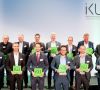Gruppenfoto mit den Preisträger des Deutschen Innovationspreis für Klima und Umwelt 2022 mit ihren Pokalen