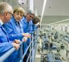 Bei Ihrem Rundgang im Elektronikwerk Amberg erlebte Bundeskanzlerin Angela Merkel Industrie 4.0 zum Anfassen