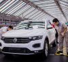 Chinesische VW-Mitarbeiter bei der Qualitätskontrolle in einem chinesischen Volkswagen-Werk