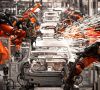 Roboterarme, die in einer Autoproduktionsanlage arbeiten
