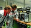 Zwei Audi-Mitarbeiter werfen einen prüfenden Blick in das Innere eines defekten Industrie PCs