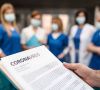 Ein Ärzteteam mit Mundschutz aufgrund des Corona-Virus