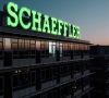 Schaeffler-Gebäude bei Nacht mit beleuchtetem Schriftzug