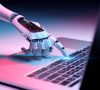 Roboterhand drückt Taste auf Laptop: Symbolbild Robotic Process Automation