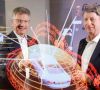 Zufriedene Gesichter nach einem erfolgreichen Jahr 2017: Continental CEO Dr. Elmar Degenhart und Finanzvorstand Wolfgang Schäfer zeigen das digitale Schutzschild eines Autos.