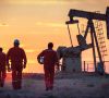 Arbeiter laufen zu einem Erdöl-Bohrer