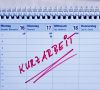 In einem Kalender ist von Montag bis Mittwoch das Wort "Kurzarbeit" in roter Schrift eingetragen worden.