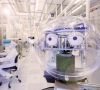 Ein Roboter mit menschenähnlichen Augen fährt durch den Reinraum des Halbleiterherstellers Infineon