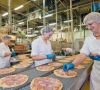 Ohne menschliche Beteiligung funktioniert die Produktion von Tiefkühlpizzas auch im neuen Nestlé
