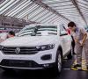 Zwei chinesische VW-Werker inspizieren einen T-Roc  bei der Endkontrolle